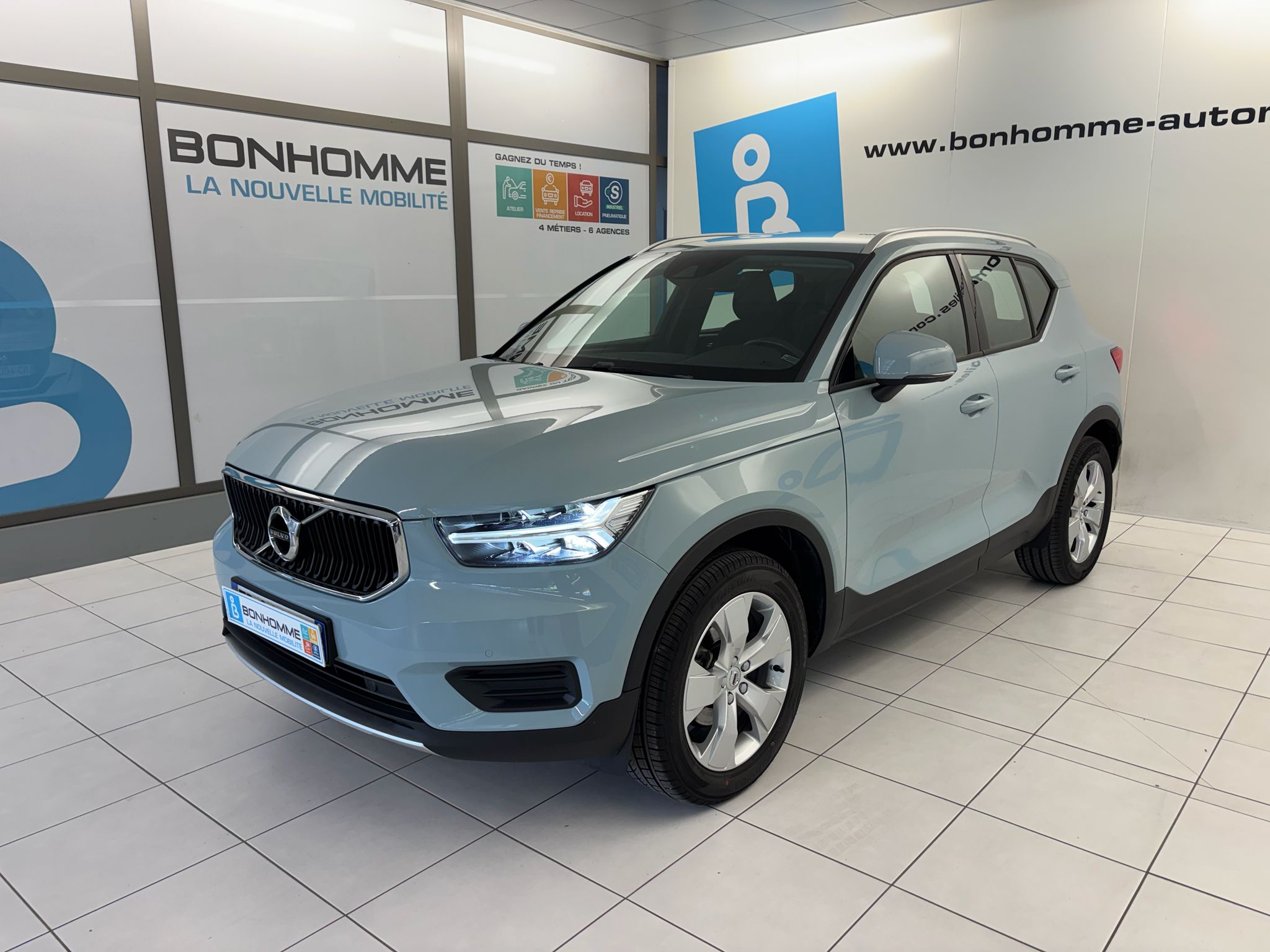 XC40 T3 156 MOMENTUM